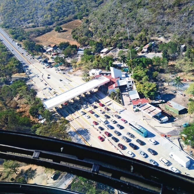 Un helicóptero de la Policía Estatal sobrevuela la Autopista del Sol, en el entronque Tierra Colorada, Caseta la Venta, Paso Limonero, así como en la Franja Costera de Acapulco en la zona del Boulevard de Las Naciones, entre otros puntos.