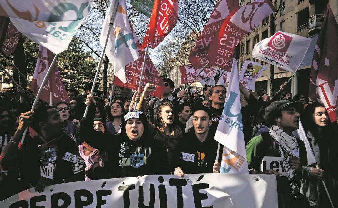 Asistentes a una manifestación en Lyon contra la reforma a las pensiones propuesta por el gobierno.
