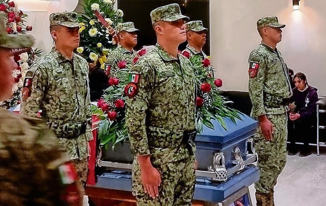 Imagen del funeral del cadete Michael Arelano Wilkinson, uno de los siete fallecidos el pasado 20 de febrero durante una novatada en Ensenada. Foto: Archivo | El Universal