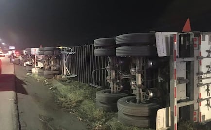 Vuelca tráiler cargado de azúcar y lo saquean