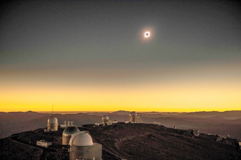 Eclipse solar visto desde el Observatorio Europeo del Sur (ESO) de La Silla en La Higuera, Región de Coquimbo, Chile. Foto: MARTIN BERNETTI. AFP