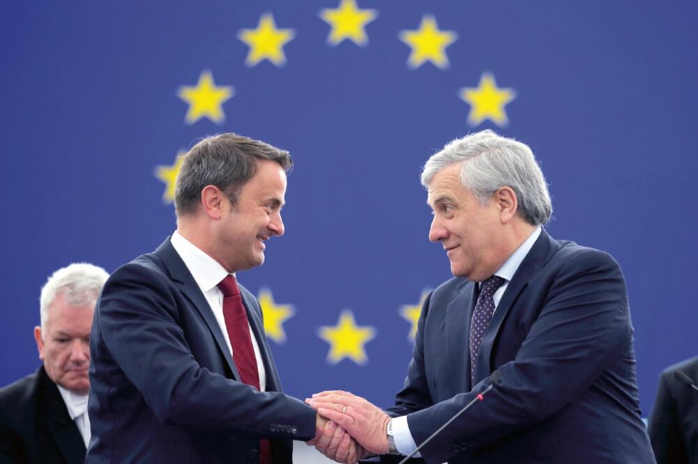 Reunión de Estrasburgo. El presidente del Parlamento Europeo, Antonio Tajani (der.), con el premier luxemburgués Xavier Bettel (VINCENT KESSLER. REUTERS)