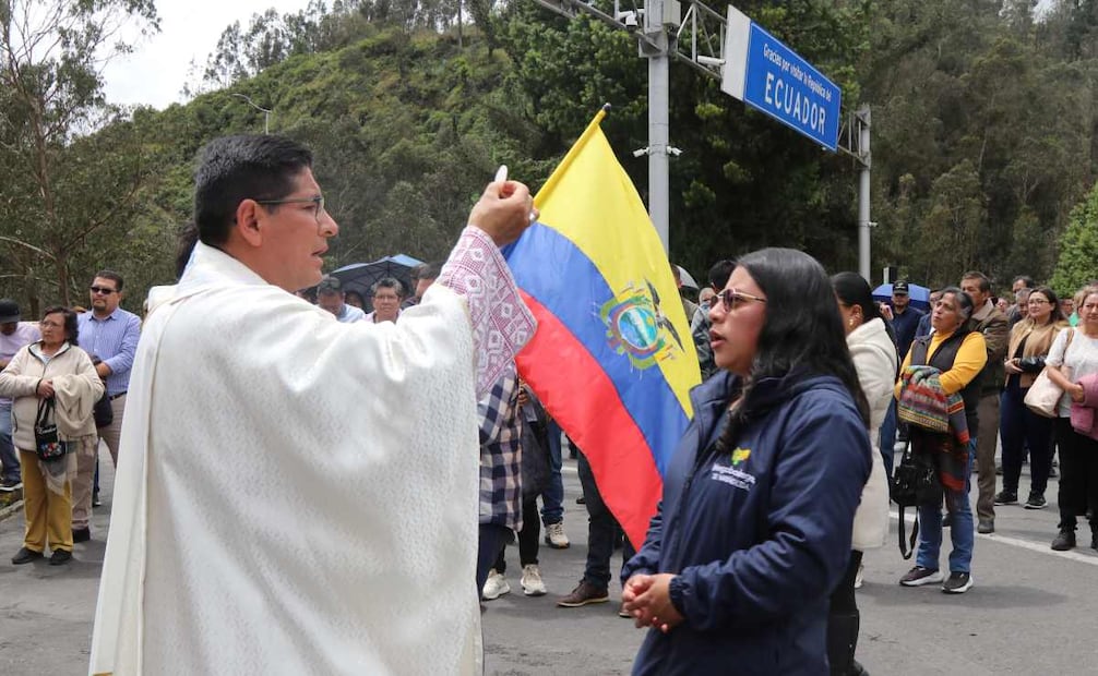 Comerciantes y transportistas de la frontera entre Ecuador y Colombia participaron en una misa binacional que instó al diálogo entre los presidentes Daniel Noboa y Gustavo Petro ante la crisis económica que golpea a la zona por la guerra comercial entre ambos países. (25/03/26) Foto: EFE