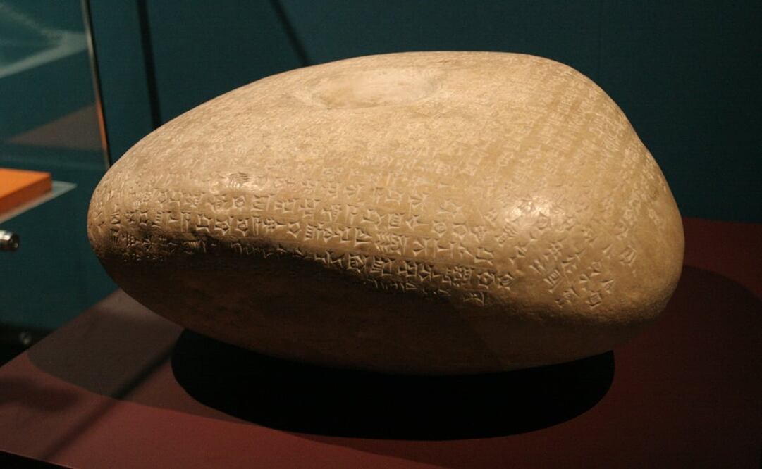 Una piedra con inscripciones en elamita. Foto: Archivo