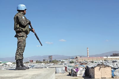 En operaciones de paz, 12 militares y marinos