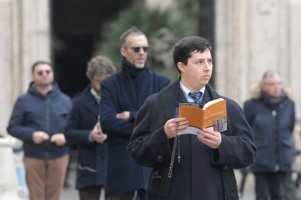 Miembros de una coalición internacional de laicos conocida como Acies Ordinata realizaron una manifestación en Piazza San Silvestro en Roma (AFP)