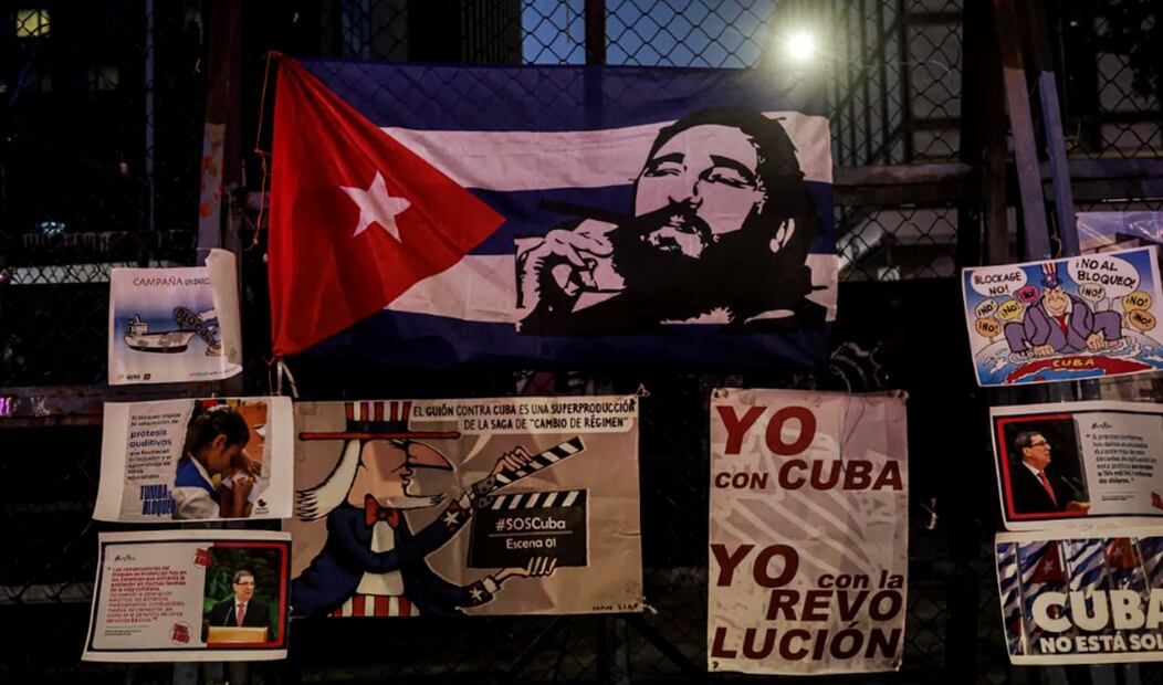 Colectivos a favor de Cuba y ciudadanos cubanos se manifestaron frente a la embajada de Estados Unidos en México contra el bloqueo a la isla, de cara a la votación en la ONU. Foto: Gabriel Pano/EL UNIVERSAL