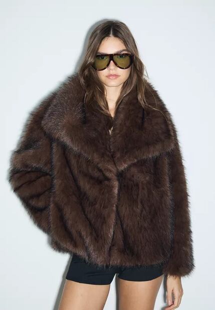 El abrigo chocolate, la alternativa elegante para elevar cualquier outfit invernal. Foto: Especial