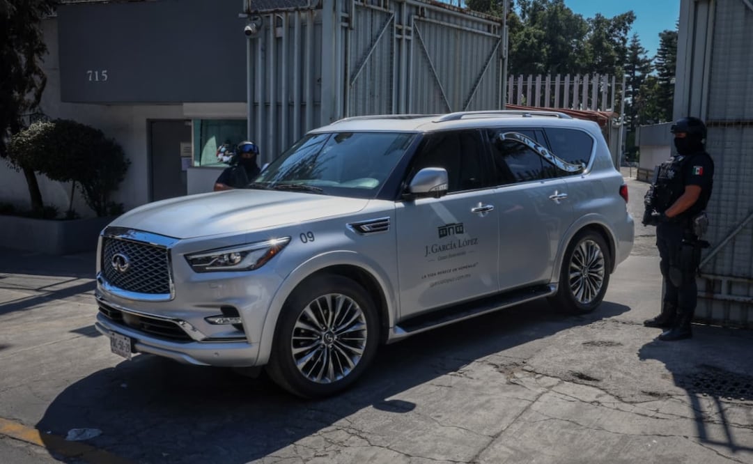 Carrozas fúnebres presuntamente con los restos de Nemesio Oseguera "El Mencho", salen de la FGR. Foto: Luis Camacho/ EL UNIVERSAL