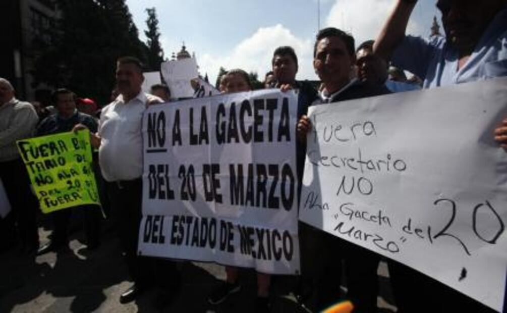 Protestan transportistas frente a Congreso mexiquense
