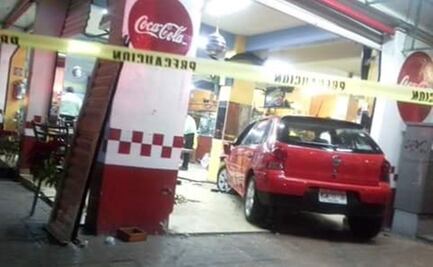 Auto se impacta en restaurante de la Escandón