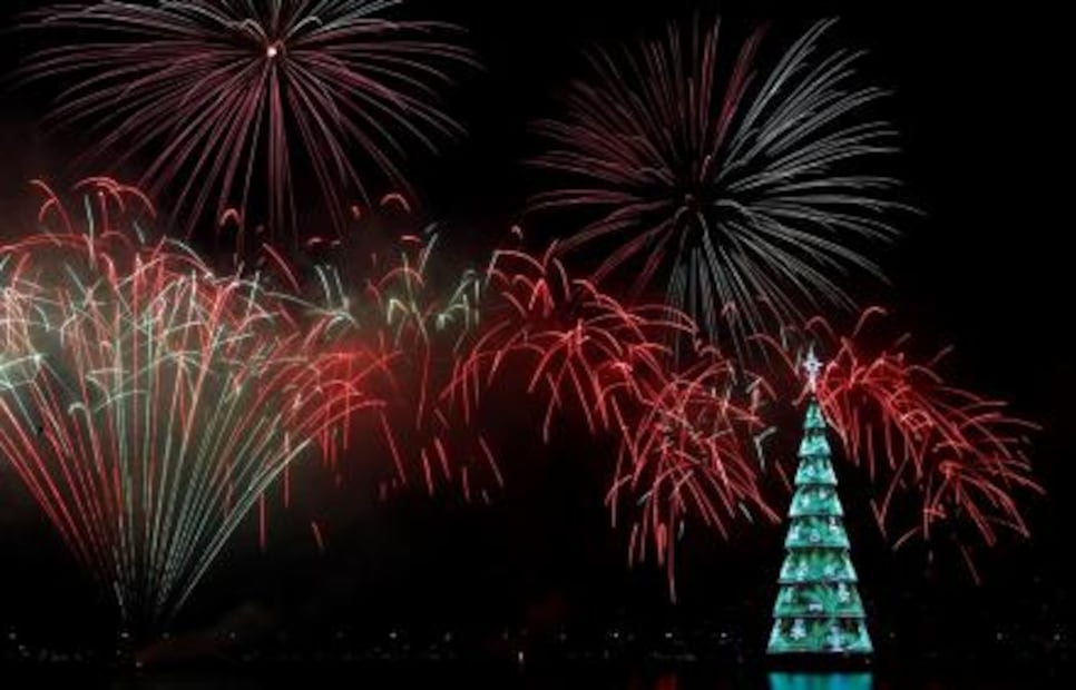 Encienden en Río de Janeiro árbol de Navidad flotante más grande del mundo