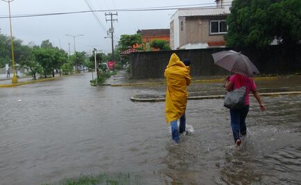 "Calvin" toca tierra en Oaxaca y se degrada a depresión tropical