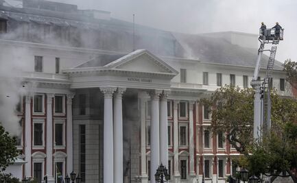 Controlan incendio que devastó el Parlamento de Sudáfrica
