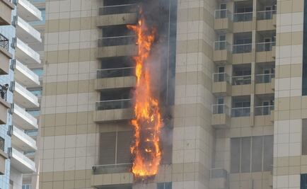 Reportan incendio en rascacielos de Dubai