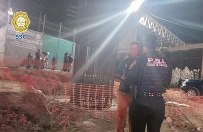 Hombre amenaza con lanzarse de grúa en zona de Observatorio y policías lo persuaden de no hacerlo, VIDEO