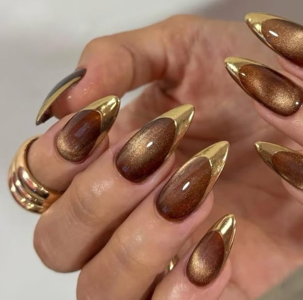 Uñas con cromado cálido. Foto: Etsy