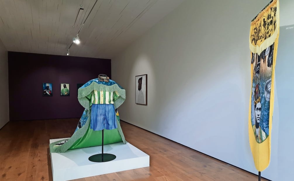 “La Ginga”, 2026, obra del Raphaël Barontini, en algodón teñido, serigrafía sobre cuero y tela, impresión digital sobre tela. Foto: FRIDA JUÁREZ BAUTISTA/EL UNIVERSAL