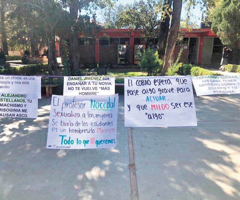 En las instalaciones del bachillerato de Nazareno Etla la protesta comenzó ayer cuando estudiantes instalaron un tendedero en el que colocaron cartulinas con denuncias contra profesores. Foto: ESPECIAL