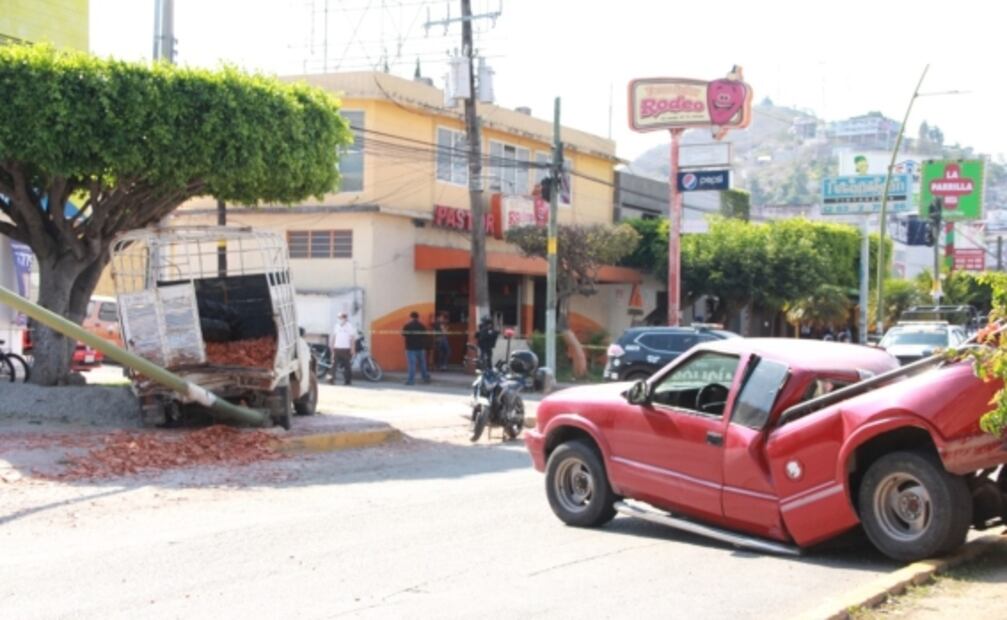 Tráiler se queda sin frenos y embiste a varios vehículos en Chiapas; hay tres lesionados
