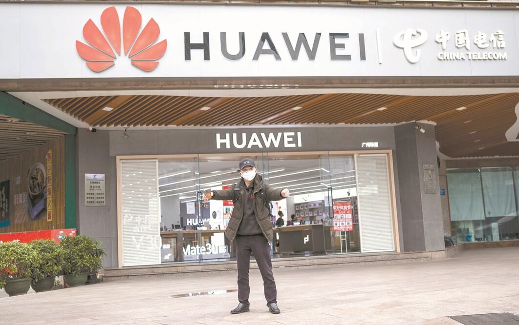 China, país natal de marcas como Huawei, OPPO, Vivo y Xiaomi produce siete de cada 10 smartphones que funcionan en el mundo. Por ahora se desconoce el impacto económico que ha causado el coronavirus en la industria. Foto: ALEX PLAVEVSKI. EFE