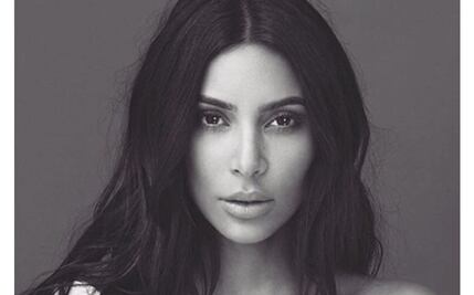 Kim Kardashian enciende redes sociales con diminuto bikini Chanel