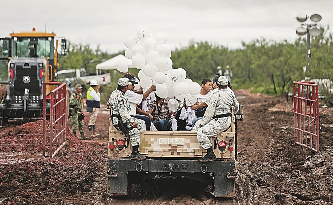 Los familiares de los mineros atrapados en los pocitos fueron trasladados a la zona cero con ayuda de autoridades, pues el camino era de lodo y de difícil acceso.