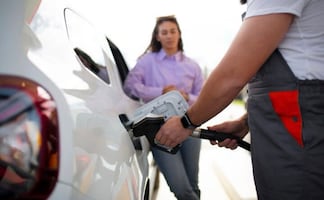 Por qué no deber dejar el auto encendido mientras cargas gasolina