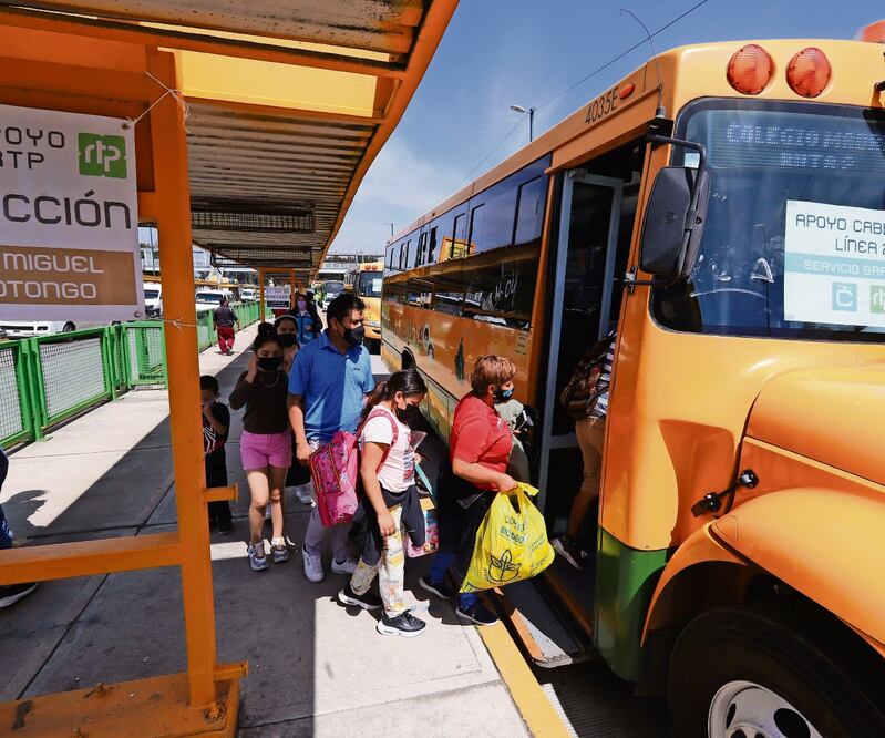 Unidades de transporte escolar brindaron el servicio gratuito a los usuarios de la L2 del Cablebús; la Secretaría de Movilidad aclaró que esos camiones forman parte de la propia RTP. Foto: Berenice Fregoso/EL UNIVERSAL