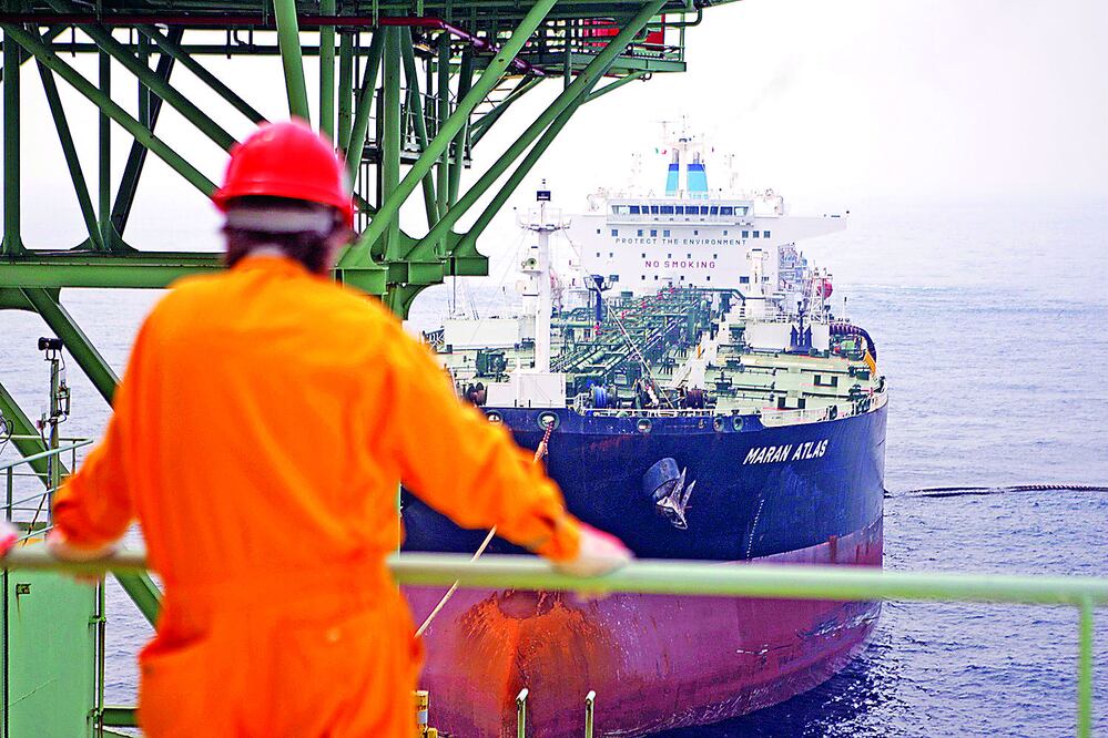 El fondo petrolero contribuirá a reducir la volatilidad por los ingresos del gobierno por este rubro, aseguró la calificadora (ARCHIVO EL UNIVERSAL)