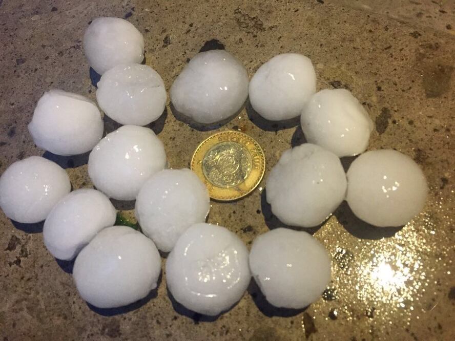 Granizos del tamaño de una moneda de $10 esta noche en Huixquilucan. FOTO: tomada de la cuenta de Twitter @Jauses