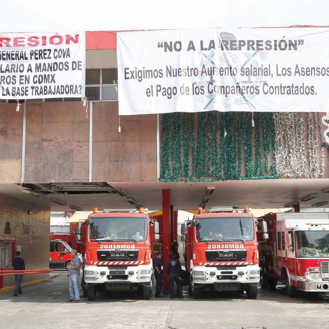 Pese a los problemas de la corporación, las 17 estaciones de bomberos y dos módulos se mantienen trabajando, aclararon los inconformes. Foto: AGUSTÍN SALINAS. EL UNIVERSAL