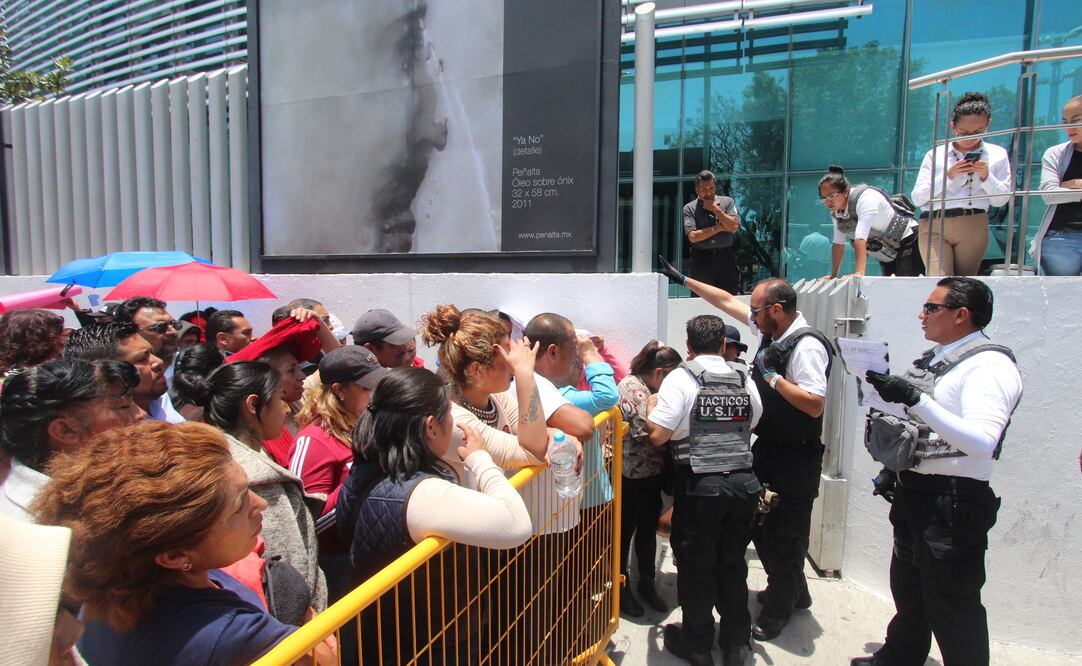 FAMILIARES DE LOS POLICIAS DETENIDOS EN EL MUNICIPIO DE SAN MARTIN TEXMELUCAN ESPERAN A LAS AFUERAS DE LAS INSTALACIONES DE LA FISCALIA GENERAL DEL ESTADO PARA RECIBIR INFORMACION DE SUS FAMILIARES. (FOTO: OMAR CONTRERAS EL UNIVERSAL)