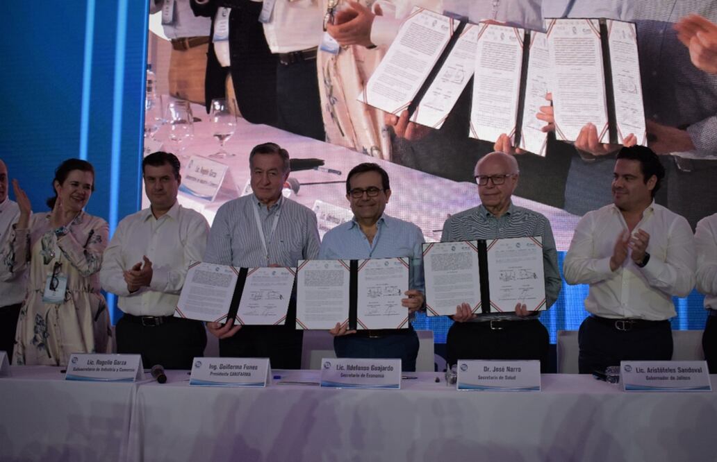 Los titulares de Salud, José Narro Robles, y de Economía, Ildefonso Guajardo Villareal, firmaron los convenios correspondientes con los representantes del sector farmacéutico. Foto: Especial