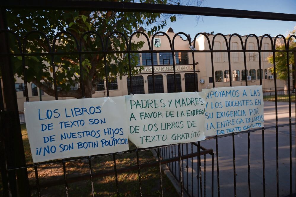 En la Secundaria Federal 1, en Ciudad Juárez, padres y madres de familia colocaron carteles para manifestar su descontento por la falta de libros y como apoyo a los docentes. Foto: Christian Torres / El Universal