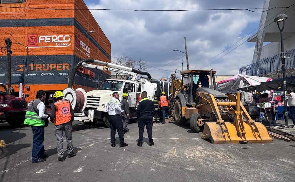 Dos camiones de la alcaldía Iztacalco caen en un socavón en Ramos Millán; no hay personas lesionadas
Foto: Valente Rosas / EL UNIVERSAL