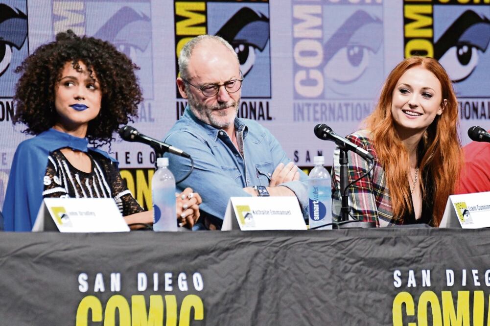 Nathalie Emmanuel, Liam Cunningham y Sophie Turner en el panel durante el segundo día de la Comic Con. (FOTOS: AL POWERS / INVISION / AP Y AFP)