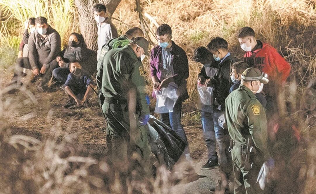 Las familias de migrantes solicitantes de asilo esperan ser transportadas por la Patrulla Fronteriza de Estados Unidos después de cruzar el río Grande, en Roma, Texas. Foto: Go Nakamura. AFP