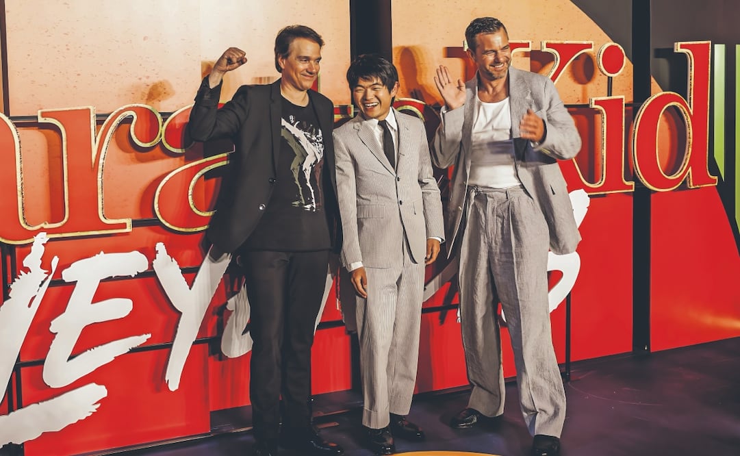 Ralph Macchio, Ben Wang y Joshua Jackson alzaron puños y sonrieron para sus fans mexicanos. Foto: YARETZY M. OSNAYA. EL UNIVERSAL