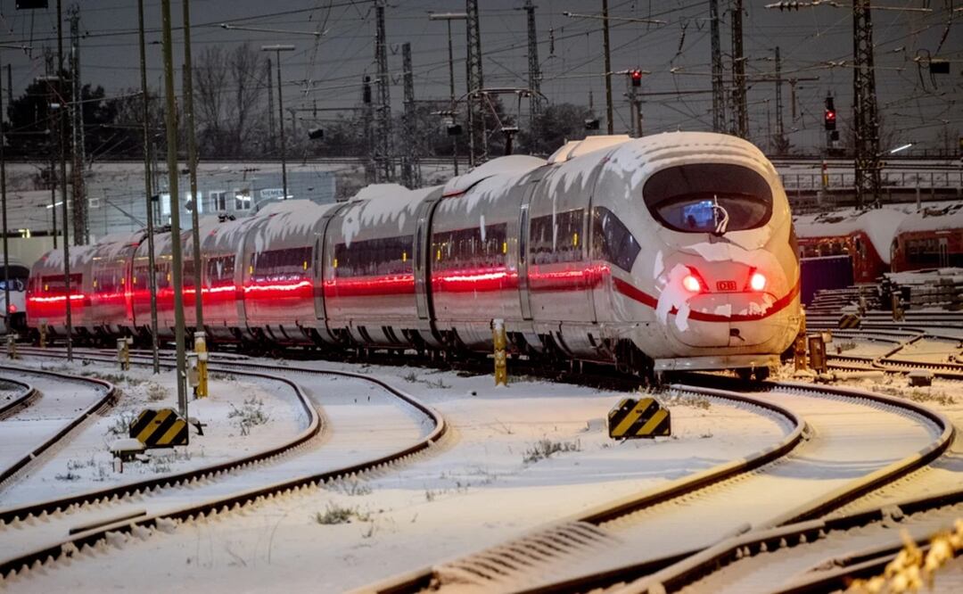Un tren de alta velocidad, estacionado en el exterior de la estación central de Fráncfort, Alemania, tras las nevadas caídas el 4 de diciembre de 2023. Foto: AP