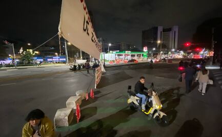 Bloqueo entre Reforma e Insurgentes provoca crisis de movilidad; motociclistas y ciclistas hacen su "agosto" al ofrecer transporte informal