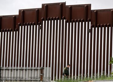 Decenas de migrantes han caído de lo alto del muro fronterizo en San Diego en las últimas semanas