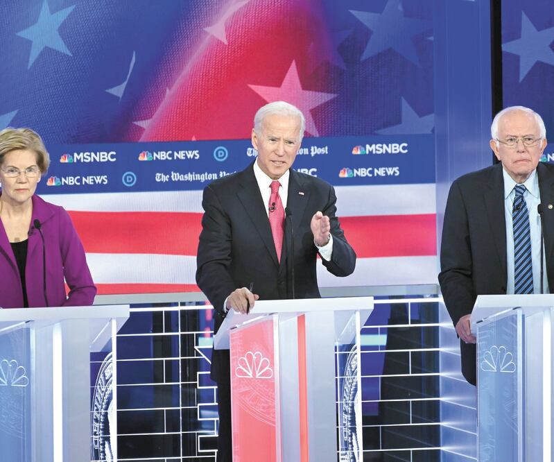 Los precandidatos demócratas Elizabeth Warren, Joe Biden y Bernie Sanders, ayer durante el quinto debate en Atlanta, Georgia. Hay un sexto encuentro programado este 2019, que será el 19 de diciembre en Los Ángeles. SAUL LOEB. AFP