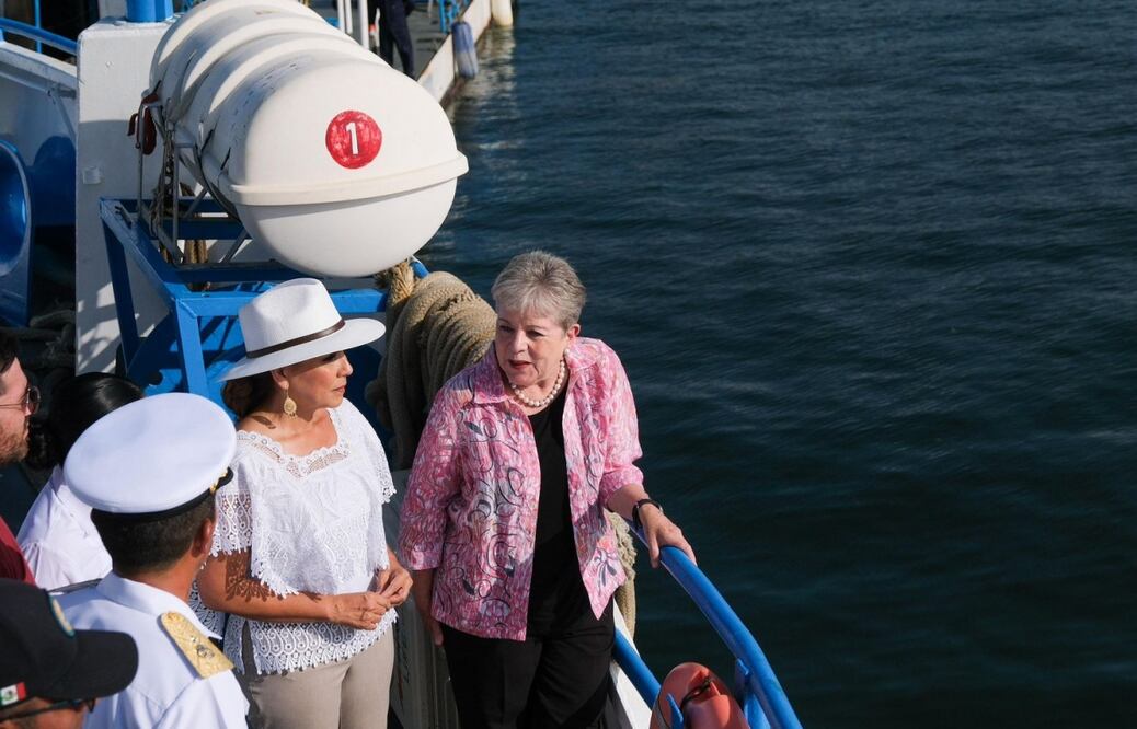 La gobernadora de Quintana Roo, Mara Lezama, y la secretaria de Medio Ambiente, Alicia Bárcena, a bordo del buque sargacero Natans, de la Secretaría de Marina. Foto: Especial