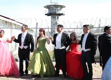 Presas celebran fiesta de XV años de sus hijas en penal de Santa Martha Acatitla