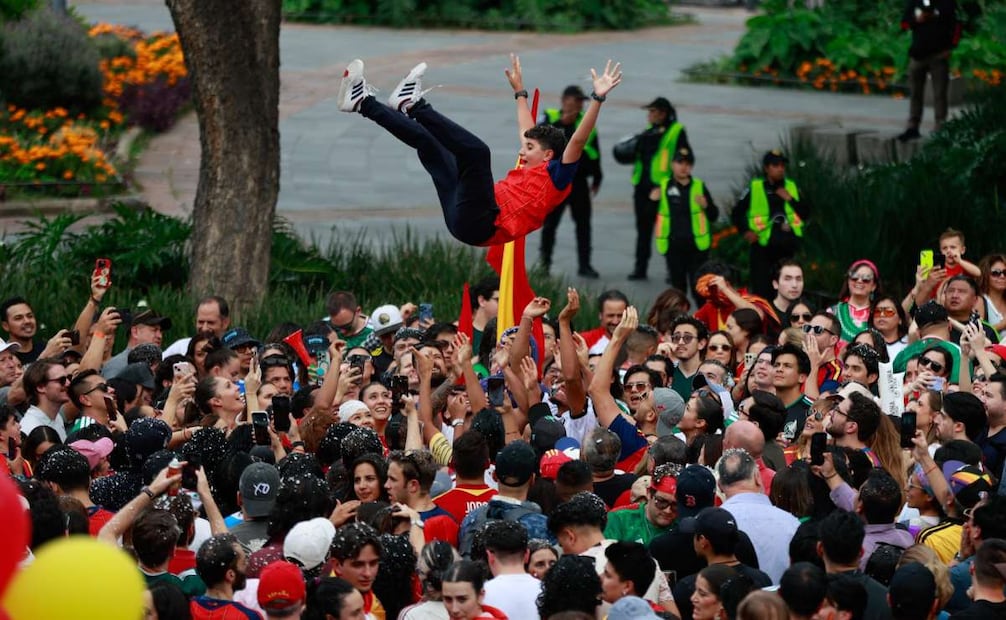 Decenas de aficionados españoles se reunieron en la Glorieta de Cibeles para celebrar la victoria de la Selección de España.
FOTO: DIEGO SIMÓN SÁNCHEZ