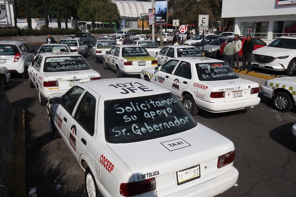 Más de 200 taxis bloquean el tránsito vehicular por Tollocan. Foto: Jorge Alvarado / EL UNIVERSAL