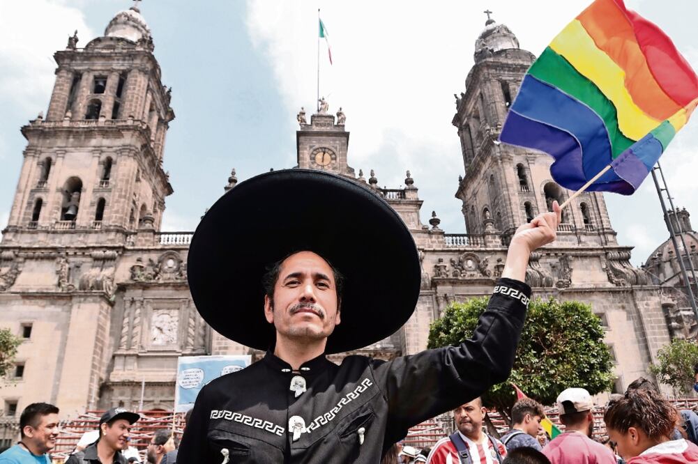 Los manifestantes se posicionaron frente a la Catedral y los organizadores pidieron que la manifestación se realizara en forma pacífica (BERENICE FREGOSO. EL UNIVERSAL)