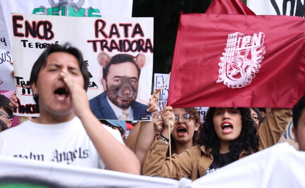 Estudiantes del Instituto Politécnico Nacional (IPN) marcharon de la Plaza de las Tres Culturas a la Secretaría de Gobernación (Segob) para exigir la renuncia de su director general, Arturo Reyes Sandoval. Exigen ser atendidos por la secretaria Rosa Icela Rodríguez debido a que hay temas más importantes que el mundial dentro de la institución. Foto: Galo Cañas / CUARTOSCURO