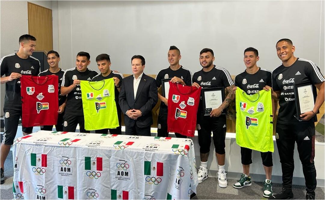 Los jugadores recibieron un reconocimiento por su medalla de bronce - FOTO: ESPECIAL